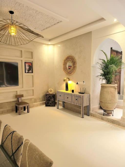 Riad Isahiac Avec Piscine En Exclusivite Marrakesh Bagian luar foto